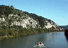 Burg Randeck auf einem steilen Felskliff über der Altmühl, Kanal-km 160,8 : Burg, Motorboot, Felskliff, Ortschaft
